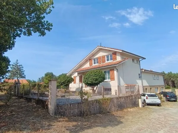 Particulier vend Maison 8 pieces sur grand terrain