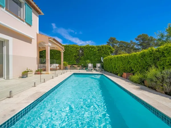 MOUGINS - VILLA FAMILIALE - RÉSIDENCE PRIVÉE ET CALME