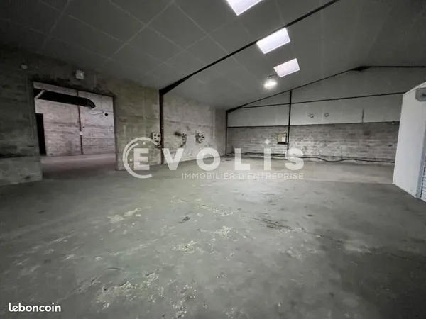 Local d'activité 940 m²