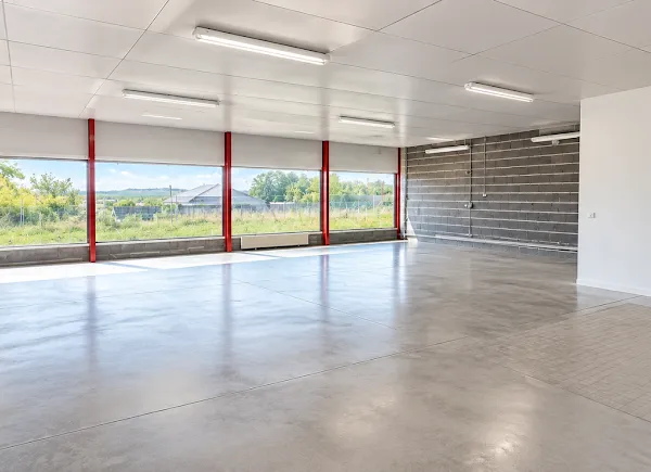 Local 5 pièces 180 m²