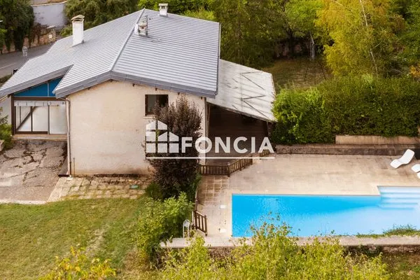 Maison 8 pièces 256 m²