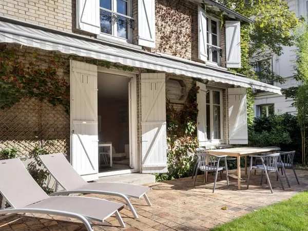 Paris XVIIe - Villa des Ternes - Belle maison avec grand jardin arboré et emplacement de parking.
