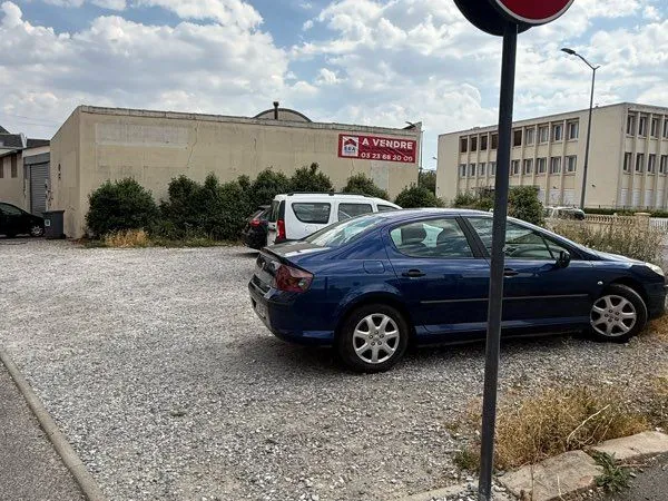 Terrain à vendre - parking + potentiel construction