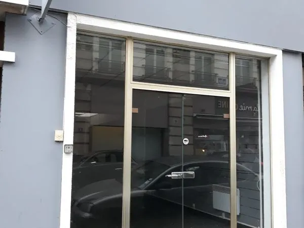 Local commercial plein centre