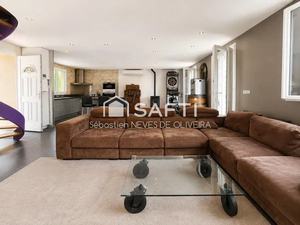 Maison familiale avec grand terrain de 1 157 m²