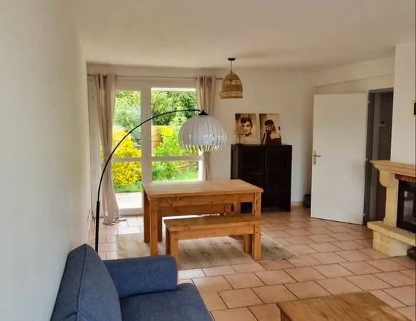 Chambre dans maison avec jardinsous comble