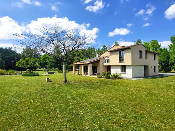 Élégante maison familiale moderne de 4 chambres nichée au coeur de magnifiques jardins, à proximité 