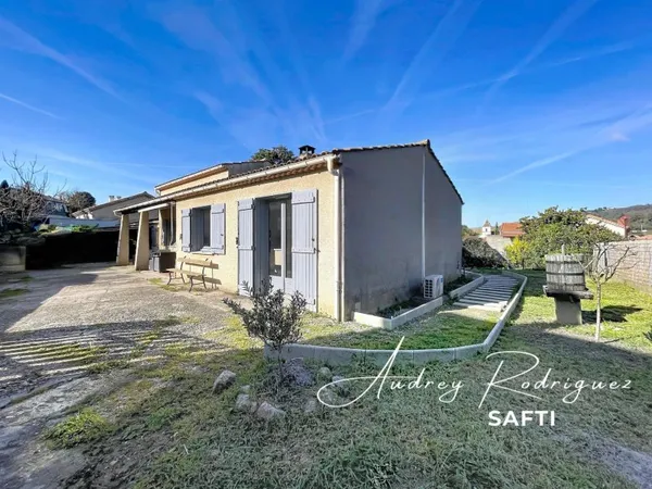 Maison de plain pied avec annexes