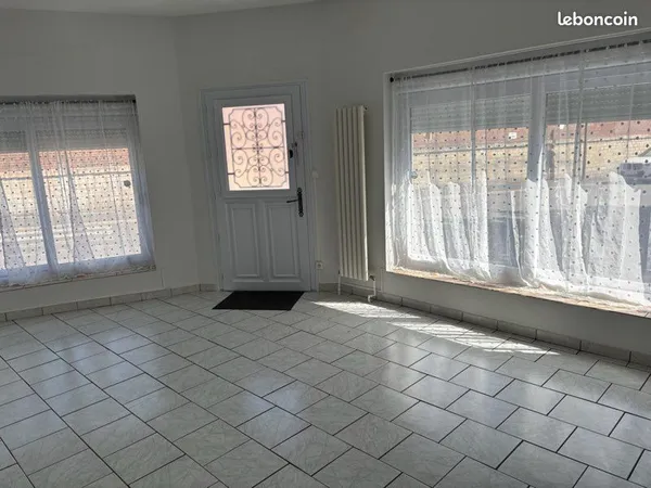 Maison de ville, avec garage attenant, juste une terrasse