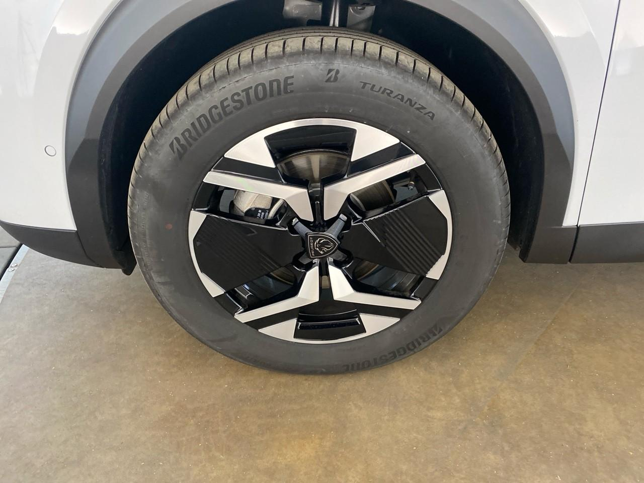 Peugeot 2008 hybrid 145 ch e-dcs6 allure — photo 11