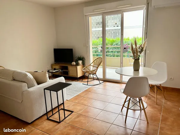 T2 meublé de 38m2 avec terrasse et place de parking privée dans résidence sécurisée