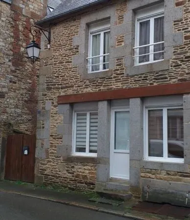 Maison de charme rénovée - 3 chambres - Centre-ville d'Antrain - 85 m² - 120 000
