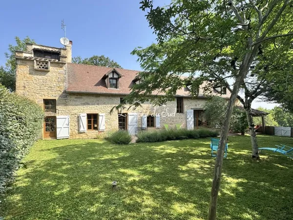 Jolie maison en pierre proche d'une village.