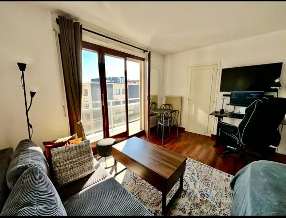 Paris 15e - Charmant studio meublé de 26m² avec balcon de 5m²- Sixième étage lumineux