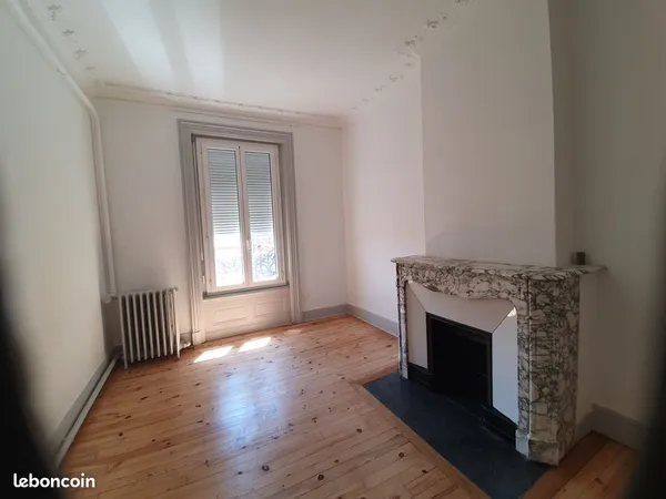 F5 104 M2 proche de la place Albert Thomas cour privée 865