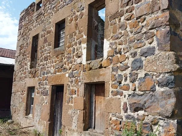 Deux parcelles avec vue et bâtisse en pierre de 1853