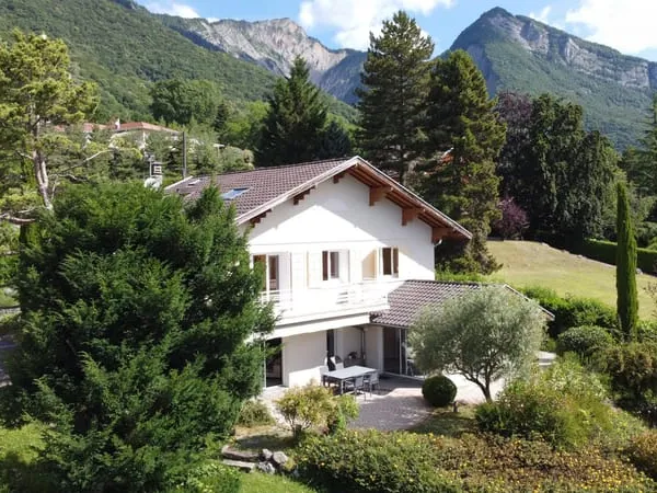 Saint-Ismier - Maison familiale de 214 m² sur terrain avec po