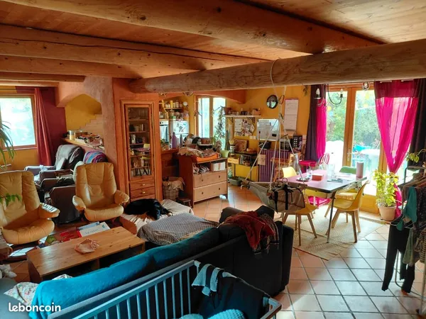 Jolie maison chaleureuse avec grand jardin