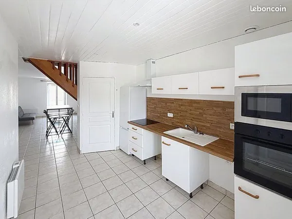 À louer - Duplex T4 rénové de 95 m² au sol avec cave et 3 places de parking - Le Theil-de-Bretagne