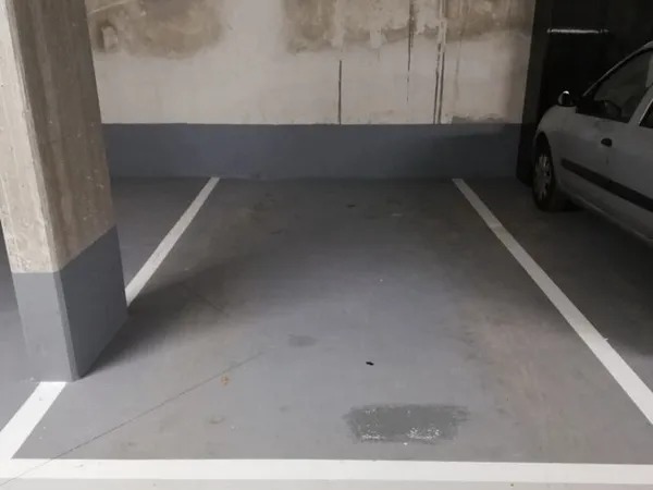 Place parking 100m métro G.Peri 70