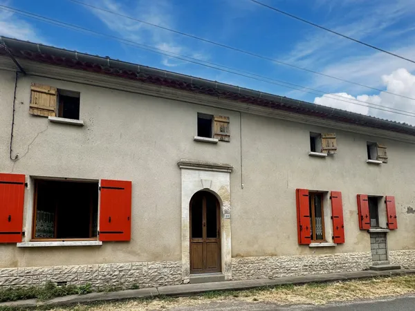 Maison en pierre à la campagne