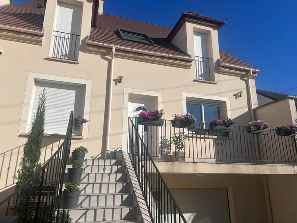 Une. Ou deux chambres meublée en collocation.