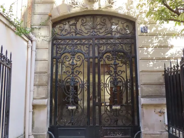 Appartement de réception élégant à Neuilly-sur-Seine — calme absolu · Belle luminosité naturelle · C