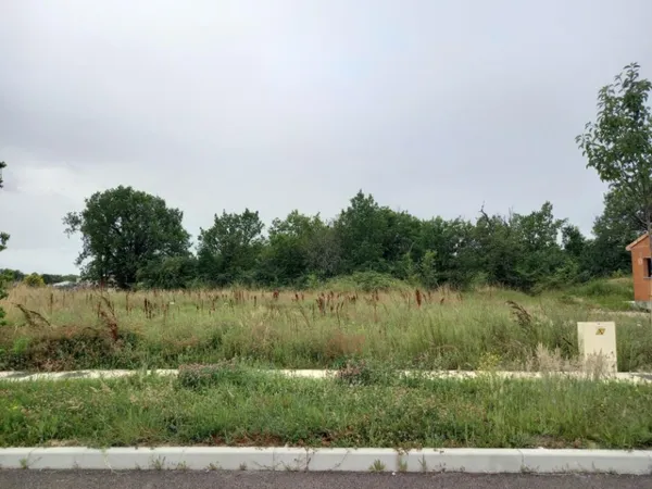 Terrain 561 m²