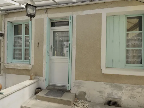Maison de village en pierre de 5 pièces (109m2) à rénover.