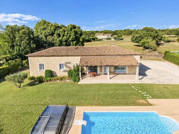 'Exclusivité Swixim Uzès' A 10 minutes d'Uzès, élégante maison en pierre avec piscine