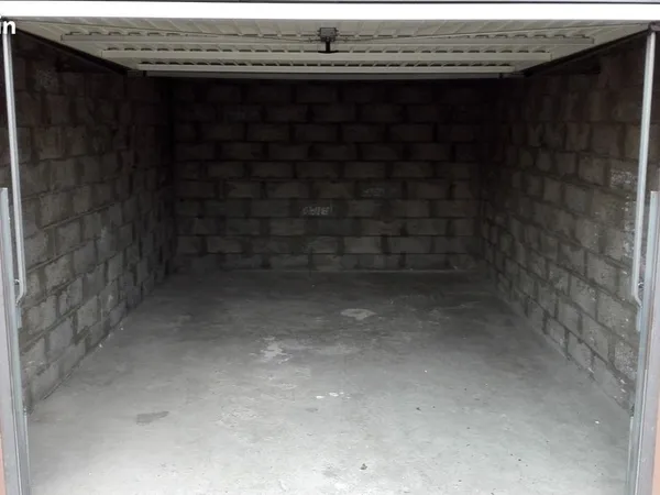 Garage / Box pour moto / voiture ou meubles