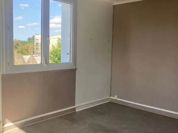 T1 lumineux 29m2 exposé ouest avec parking privé et cave. Cadre verdoyant quartier Petit port/univer