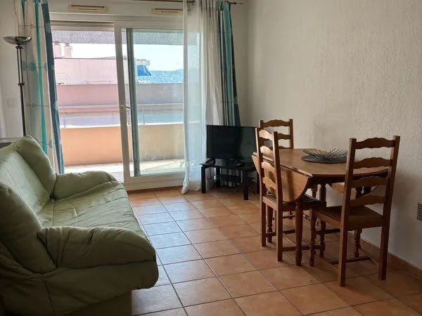 Centre Mandelieu studio lumineux , large terrasse , parking privé accès émetteur vidéos . Transports