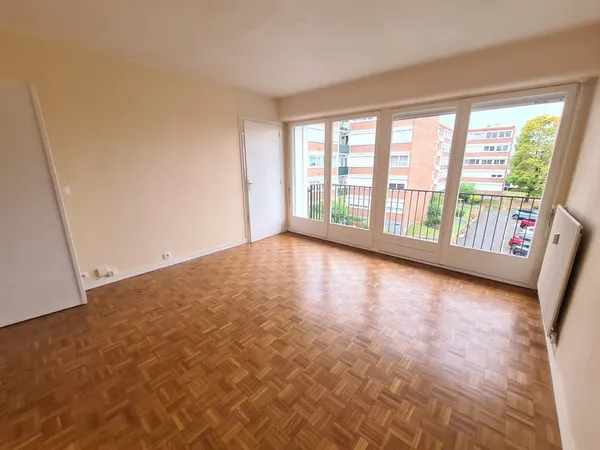 Appartement 4 Pièces + Cave + 2 parkings extérieurs.