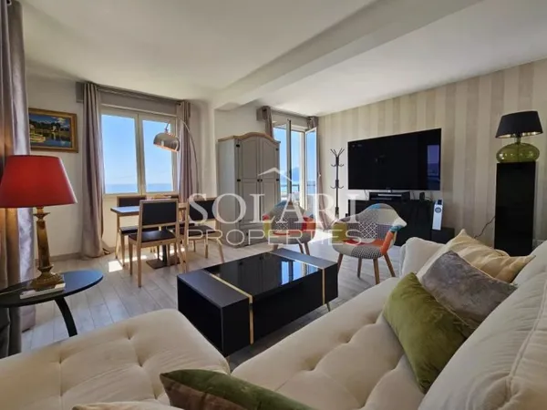 Appartement offrant une vue panoramique sur la mer, situé à quelques pas des plages