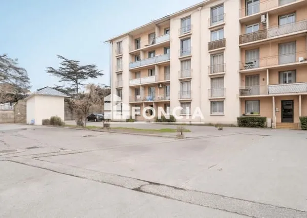 À vendre - Appartement avec balcon et garage - Avenue Victor Hugo