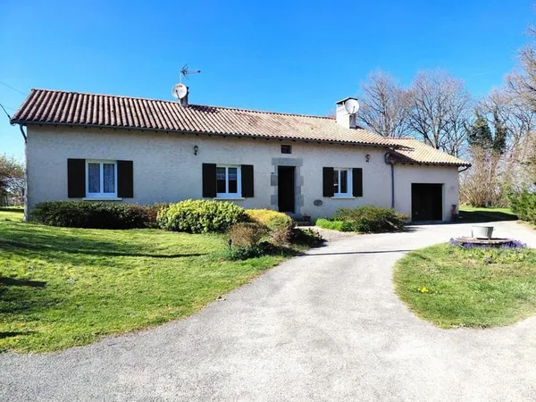 Belle maison de plain-pied d'environ 120 m2 avec garage attenant