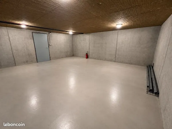 Local de stockage / professionnel 38 m² - Accès facile