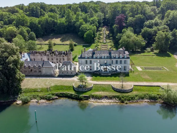 À 15 min de Fontainebleau, face à la Seine, un remarquable chât