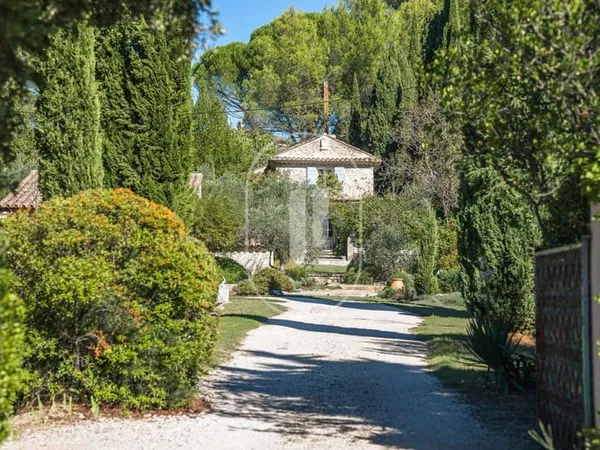 Trois jolis mazets au calme, à vendre à l'Isle-la-Sorgue