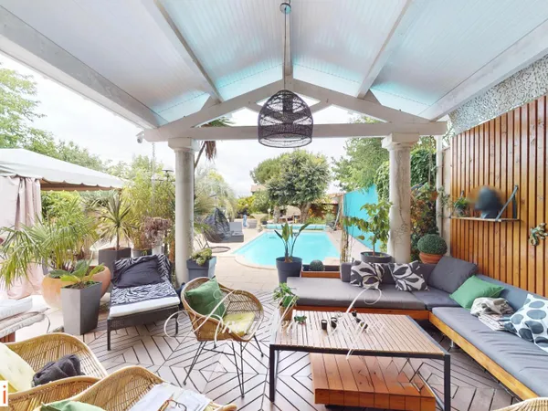 Maison en pierre avec piscine et parc paysager