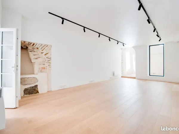 Bureaux / locaux d'activité rénovés, pleins de charme, accès indépendant, avec courette