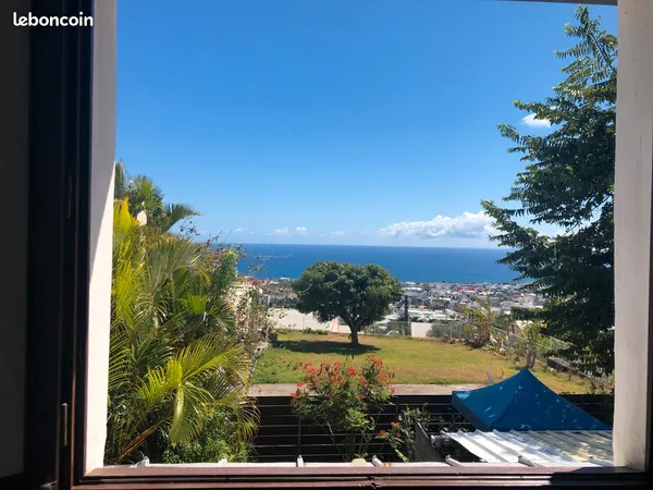 Petite maison mitoyenne en résidence privée, hauteurs de Ste Clotilde