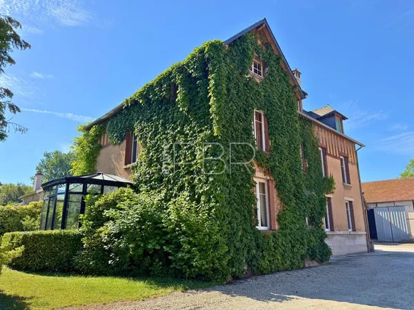 Corps de ferme avec maison T10 individuelle et dépendances