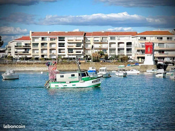 Saint-gilles-croix-de-vie - vue mer et entrée du port royal