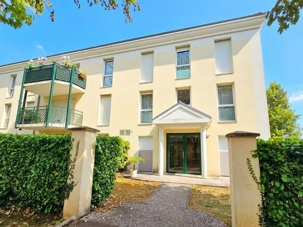 Appartement 3 chambres avec balcon, cave et place de parking