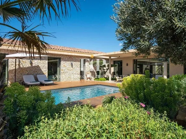 Maison de plain-pied 7 pièces 225 m²