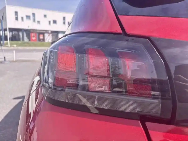 Peugeot 208 puretech 100 s&amp;s eat8 — photo 17