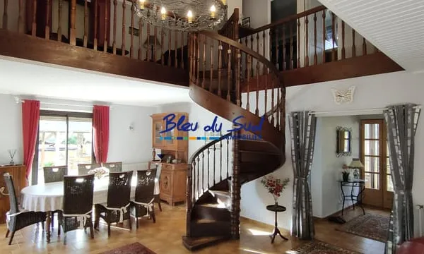 Belle maison 4 faces avec jardin et grande terrasse