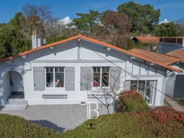 VILLA DE CHARME AUX ABATILLES, AVEC PISCINE, À PROXIMITÉ DE LA PLAGE ET DES COMMERCES